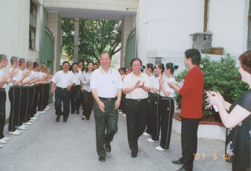 鄭松巖市長(zhǎng)、朱華副市長(zhǎng)等領(lǐng)導(dǎo)蒞臨我校調(diào)研